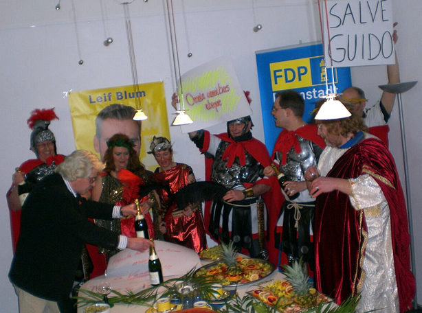 Als die FDP Erwerbslosen "spätrömische Dekanzenz" vorgeworfen hat, stürmten Angelbeck und römische GALIDA-Legionäre das Darmstädter FDP-Büro, um dort eine dekadente Orgie zu feiern.